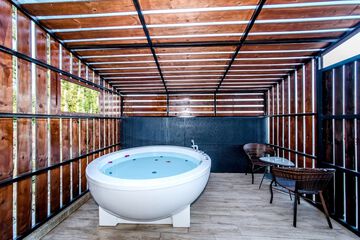 Jetted tub