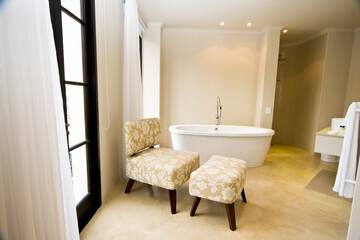 Deep soaking bathtub