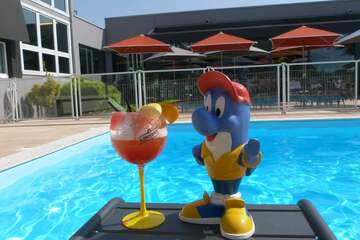 Poolside bar