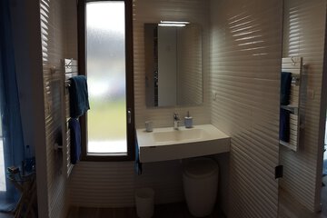 Bathroom sink