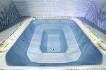 Indoor spa tub