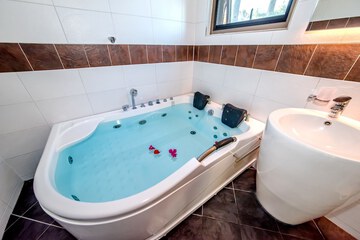 Jetted tub