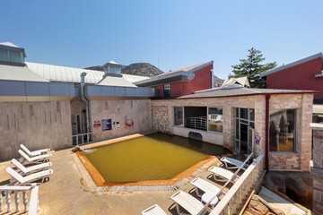 Indoor/outdoor pool