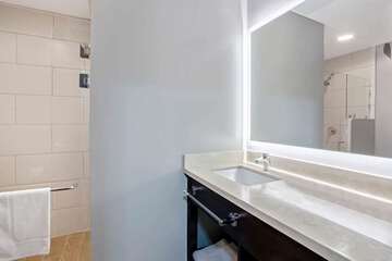 Guest room bath