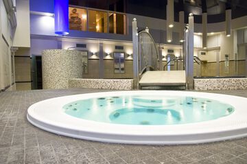 Indoor spa tub