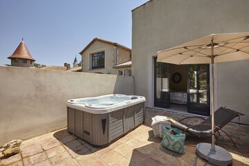 Private spa tub