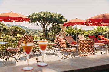 Poolside bar
