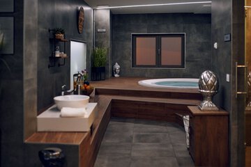 Indoor spa tub