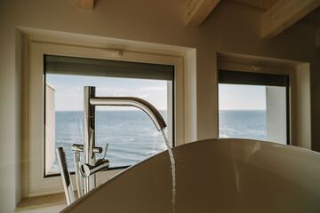 Deep soaking bathtub