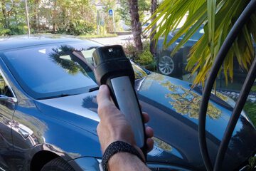 Electric vehicle charging station
