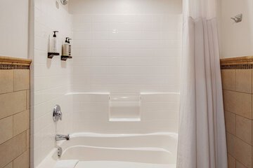 Deep soaking bathtub