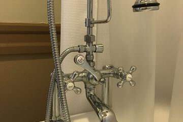 Deep soaking bathtub