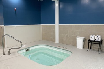 Indoor spa tub
