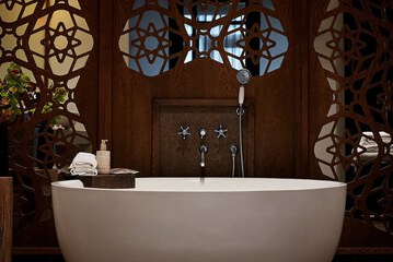 Deep soaking bathtub