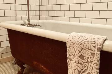 Deep soaking bathtub