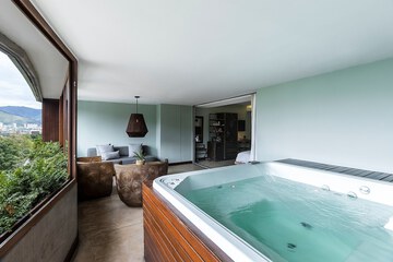 Private spa tub