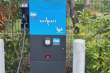 Electric vehicle charging station