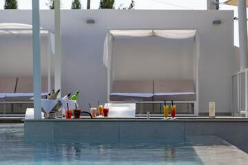 Swim-up bar