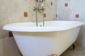 Deep soaking bathtub