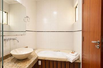 Jetted tub