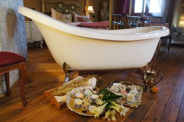 Deep soaking bathtub