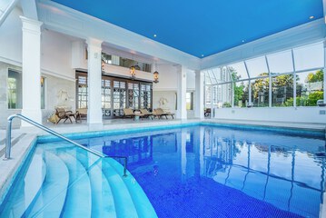 Indoor/outdoor pool
