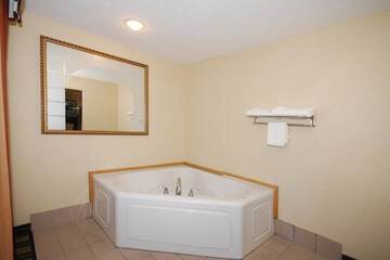 Deep soaking bathtub