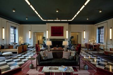 Lobby lounge