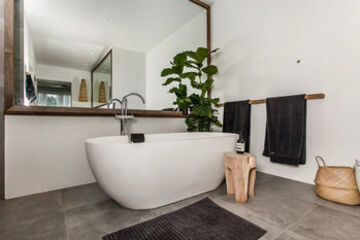 Deep Soaking Bathtub