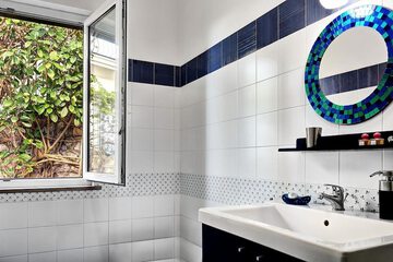 Bathroom sink