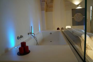 Deep soaking bathtub