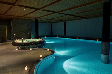 Indoor/outdoor pool