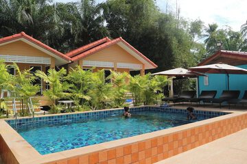 Indoor/outdoor pool