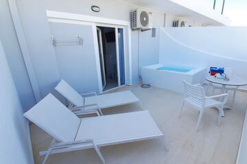 Private spa tub