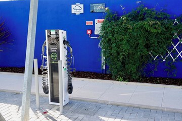Electric vehicle charging station