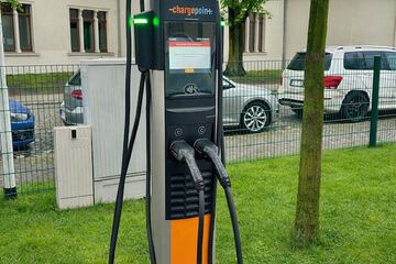 Electric vehicle charging station