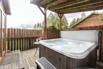 Private spa tub