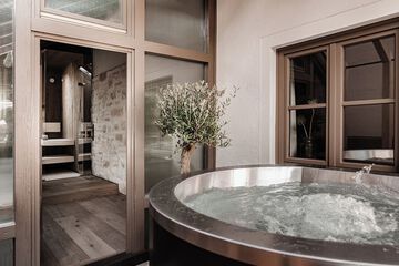 Private spa tub