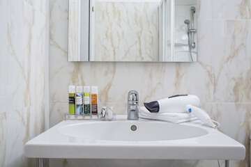 Bathroom sink