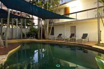 Swimming pool [outdoor]