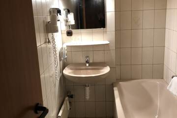 Deep soaking bathtub