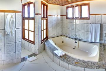 Deep soaking bathtub