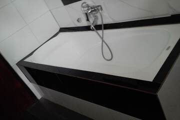 Deep soaking bathtub