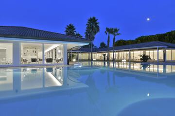 Poolside bar