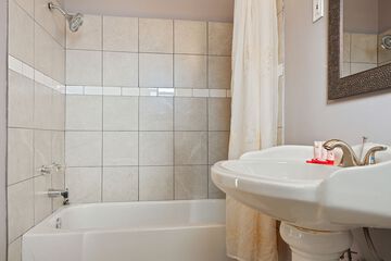 Deep soaking bathtub