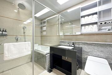 Deep soaking bathtub