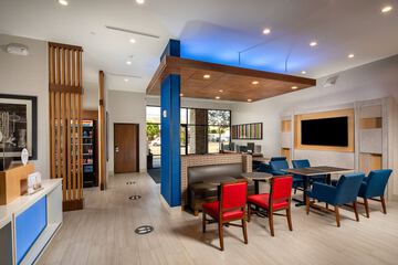 Holiday Inn Express & Suites Chatsworth by IHG