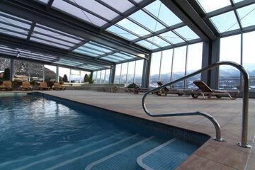 Indoor/outdoor pool