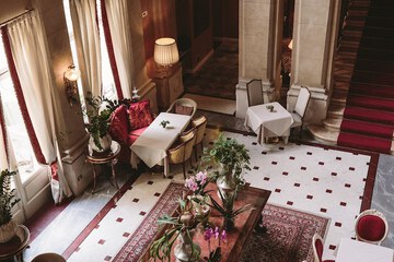 Lobby lounge
