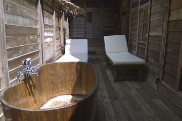 Deep soaking bathtub